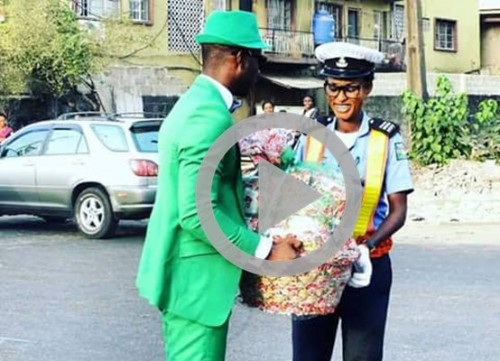Lovely: Good Samaritan surprises a Traffic Warden in Lagos
