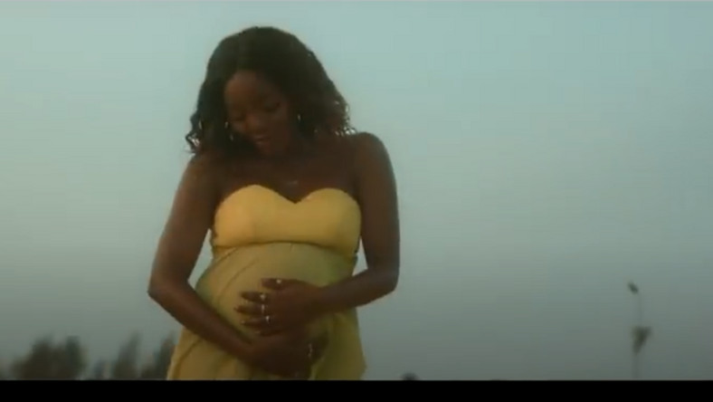 Simi Showcases Pregnancy In Duduke Video