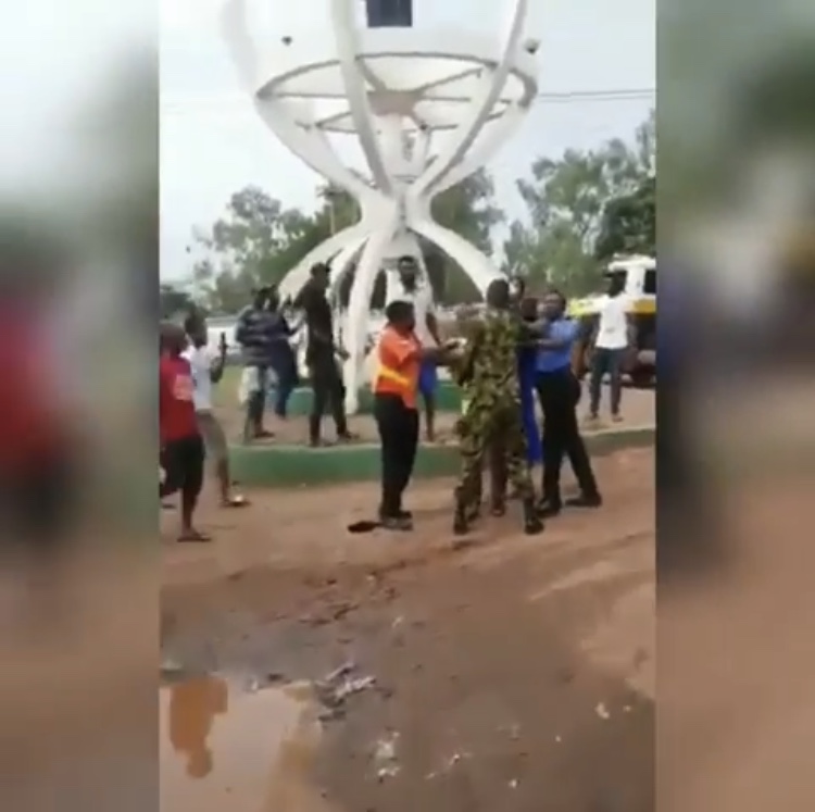 Police Officer Fights With A Military Man At Abakpa Junction In Enugu State