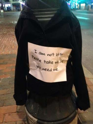 Amazing - Woman gives out free coat in the most surprising way