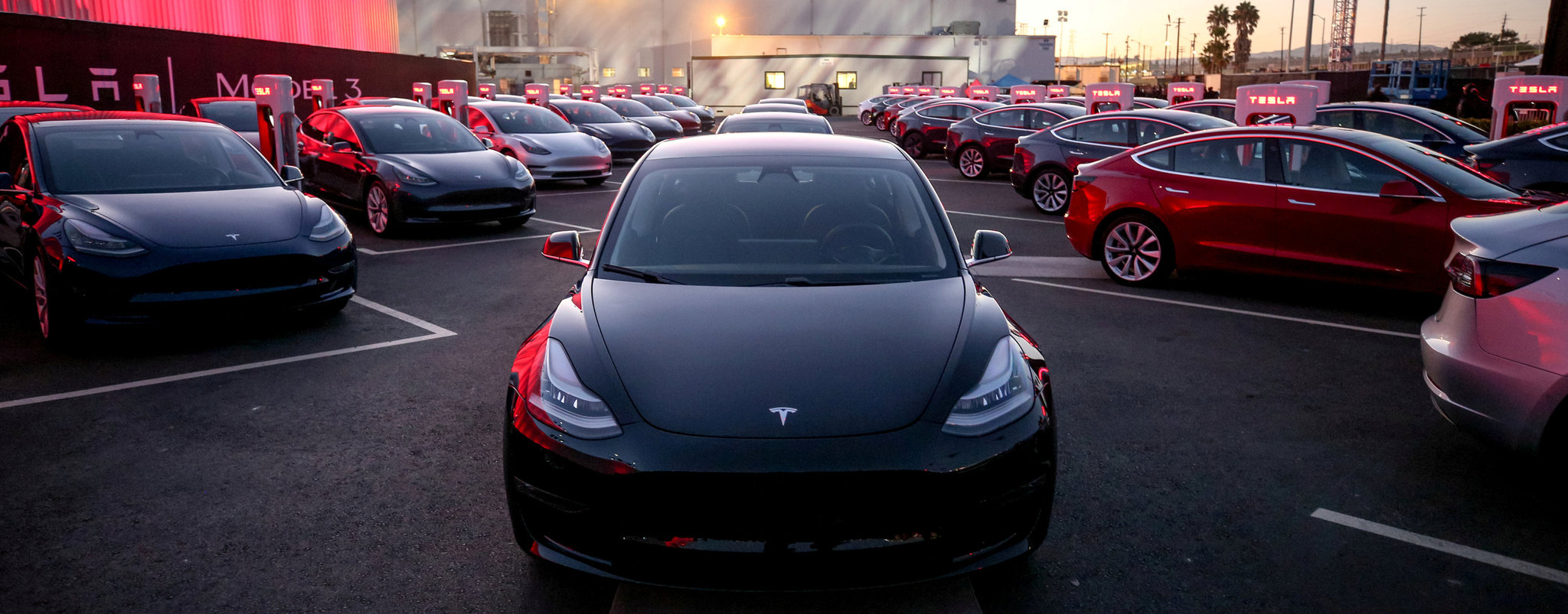 Elon Musk Reassures Investors as Tesla Ramps Up Model 3 Output