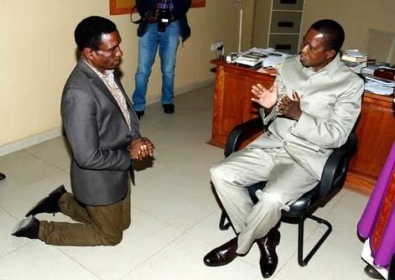 PHOTO: Minister kneels to beg President in his office