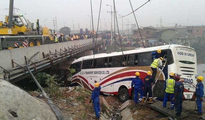 BREAKING NEWS: Bus Plunges Into Lagoon In Lagos; 3 Die, 48 Rescued