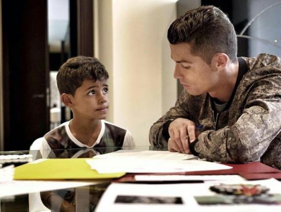 Photo - Cristiano Ronaldo helps his son with homework