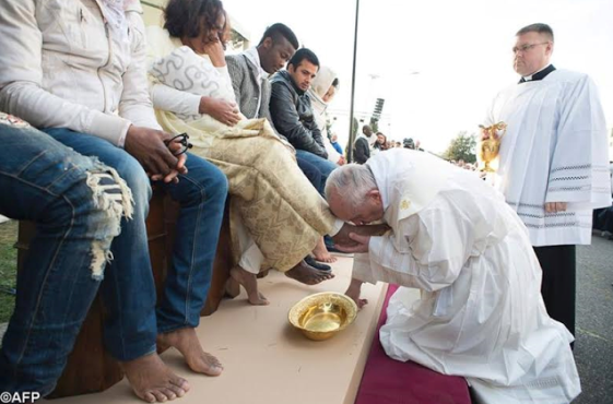 Pope Francis kissed the legs of Muslims, Nigerians and Refugees yesterday