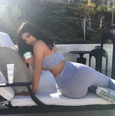 Kylie Jenner Tells an Obvious Lie Just to Promote a Product