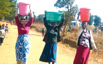 Bill Gate's wife Melinda carries 20 litres of water in Malawi