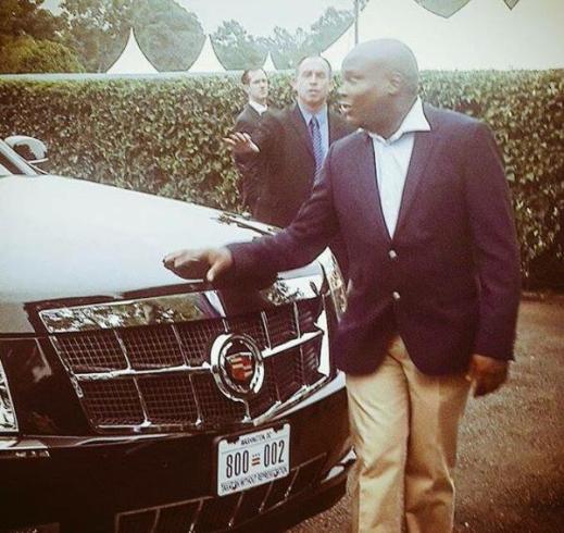 Kenya's President PA forces himself into Obama's Limo for a picture