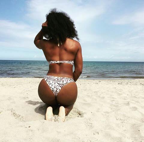 Serena Williams shows off body in a beach