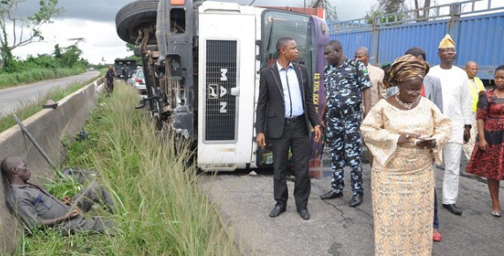 Ogun State Dep. Gov. Convoy stops along the way to help accident victims