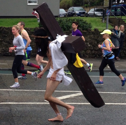 London Marathon features a man dressed as Jesus