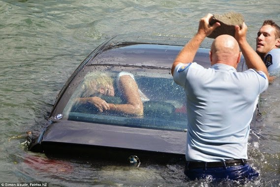 Quick-Thinking Policemen Save woman in a sinking car