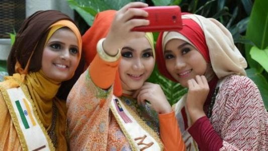 #Selfie4Siauw is a reply to Indonesian Cleric who banned women from taking Selfies