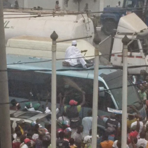 Check out what osun state gov. did on his way to the APC rally.