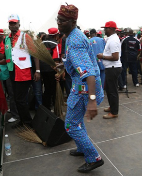 Fashola Dances Dorobucci at APC Rally in Lagos
